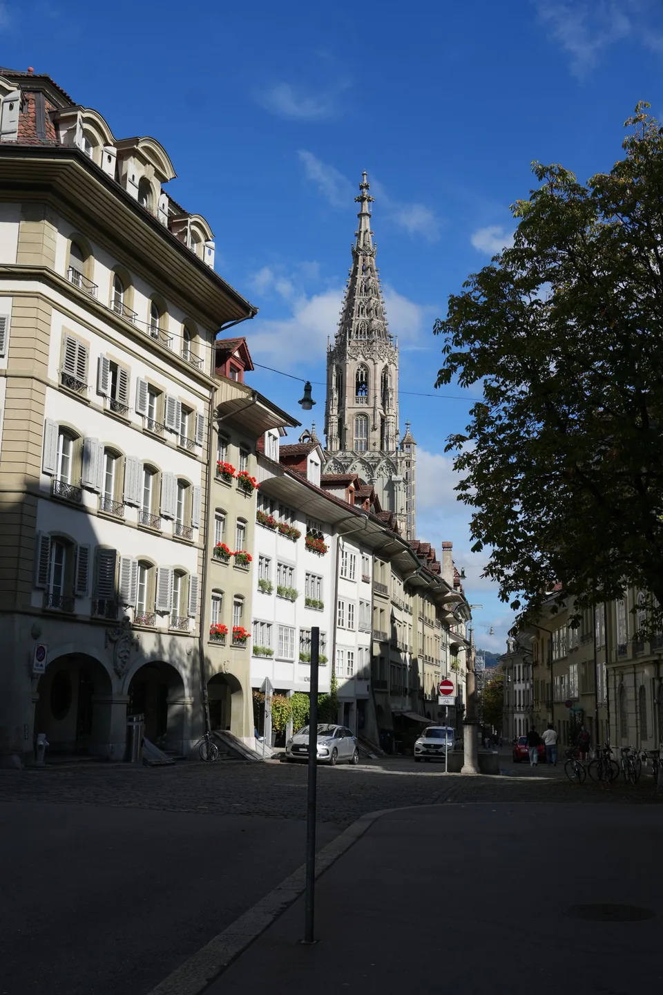 Bern Minster rising above the old-town street near Münsterplatz