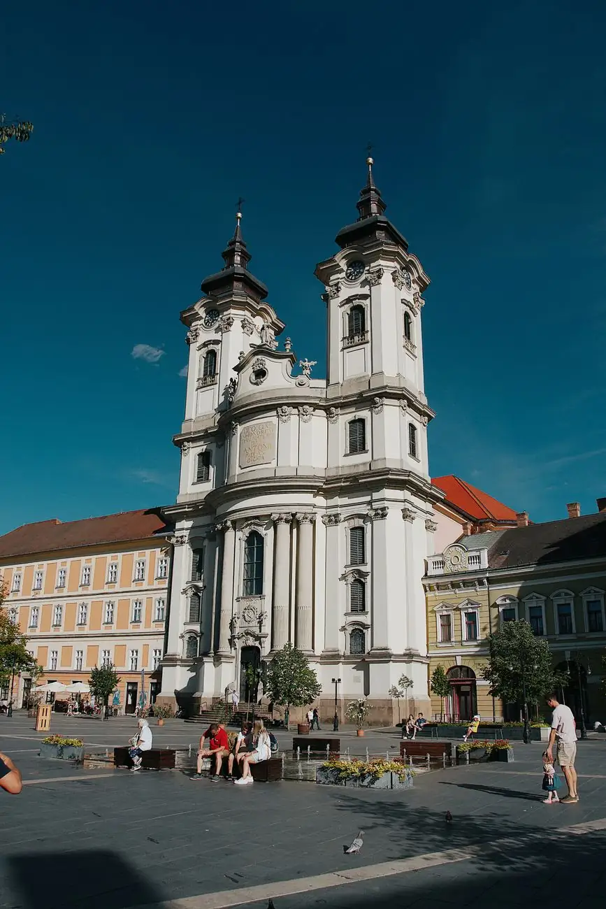 The white twin-towered Minorite Church beside Dobó Square in Eger