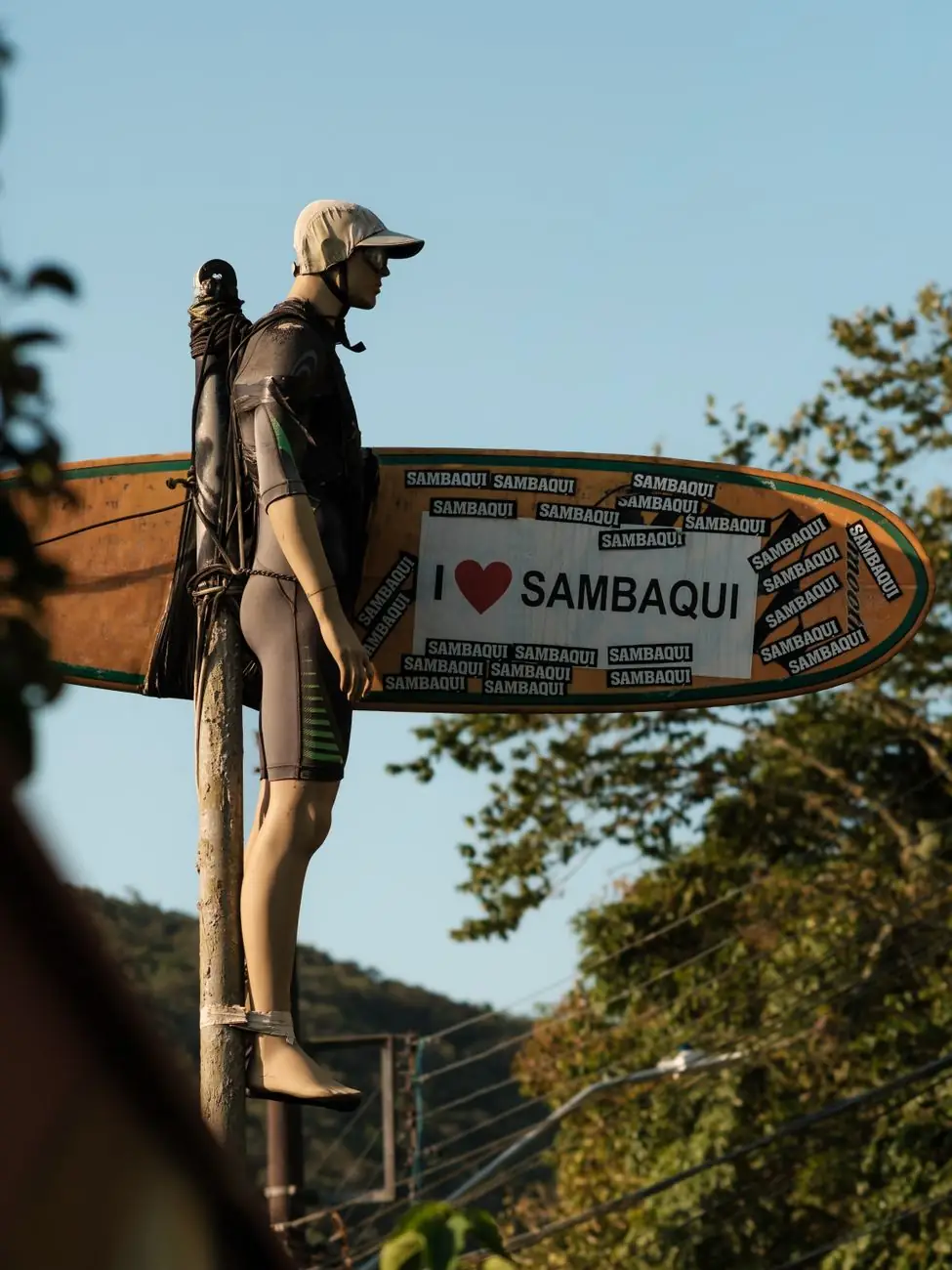 Surf-themed mannequin beside a sign reading I love Sambaqui in Florianópolis
