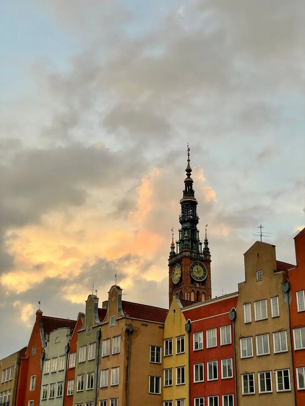 Gdańsk’s Main Town Hall clock tower above the colourful façades along Długi Targ