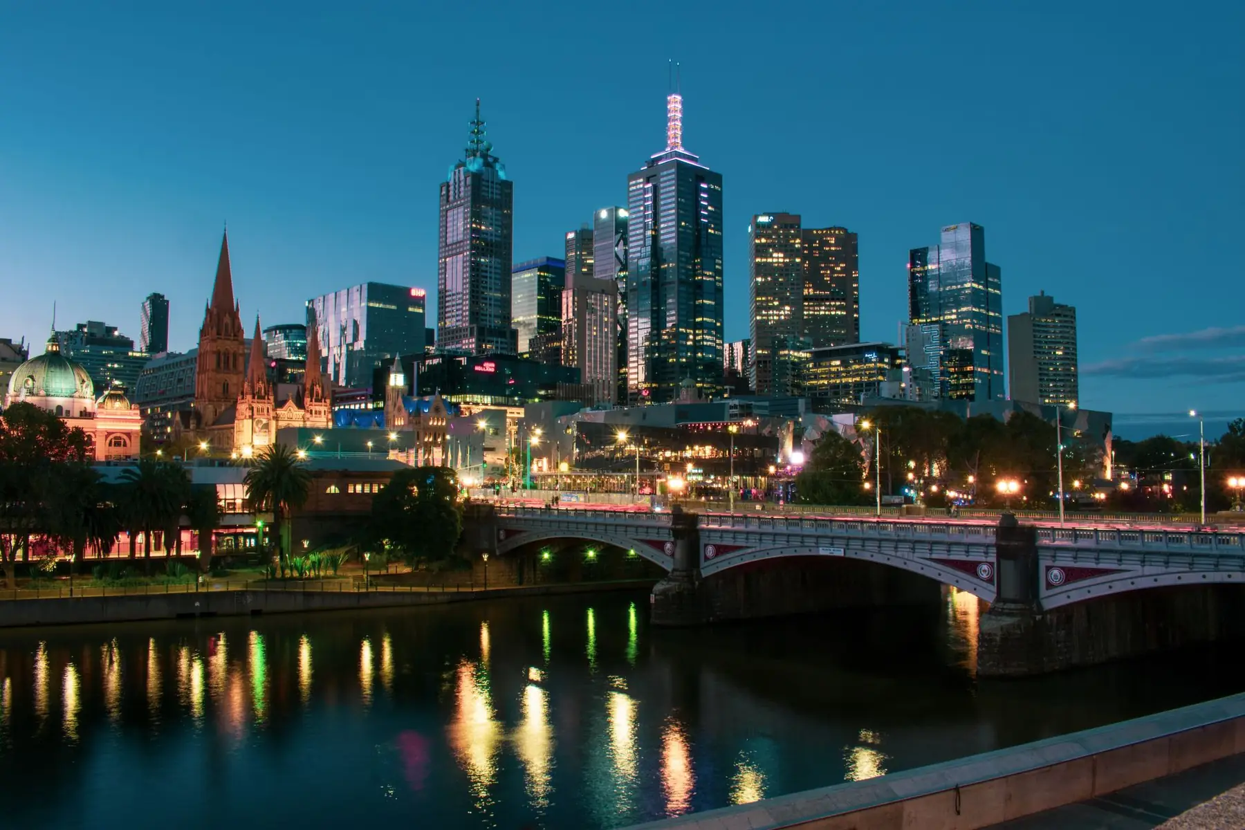 Princes Bridge and Melbourne’s skyline reflected in the Yarra at twilight