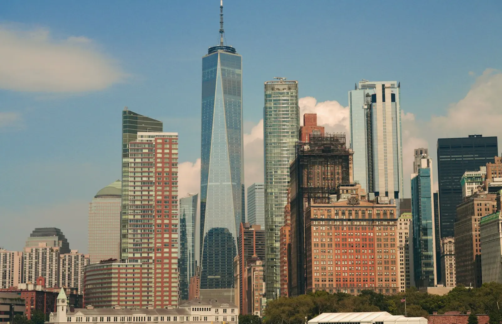 One World Trade Center above the Lower Manhattan waterfront